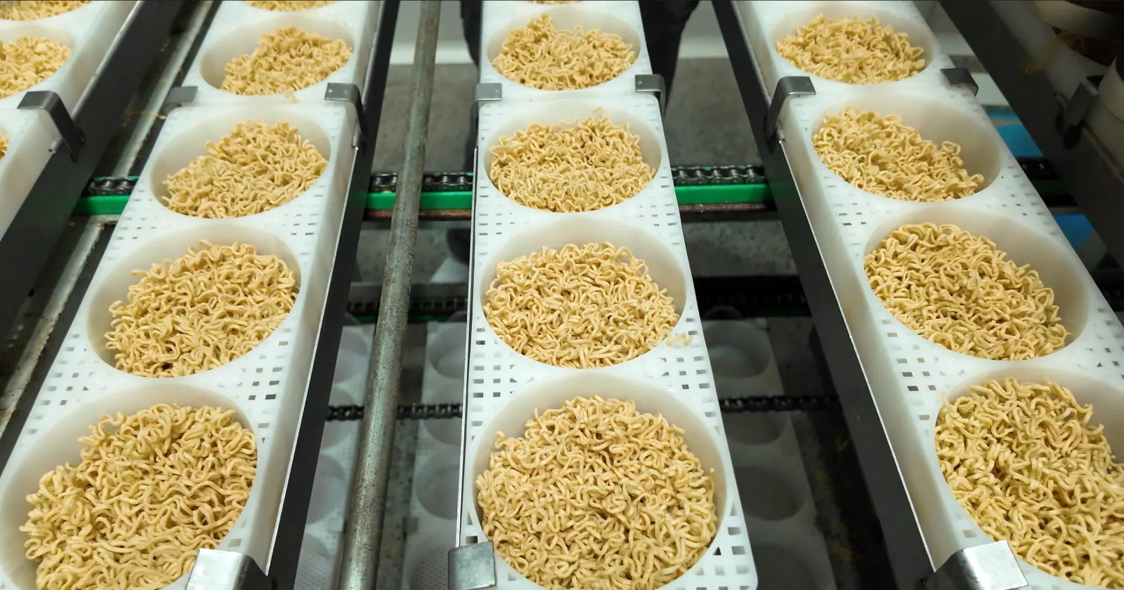 Noodle tray transfer